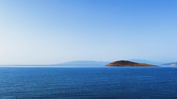 Морской пейзаж, путешествия и концепция природы, остров в море и голубое небо над горизонтом — стоковое видео