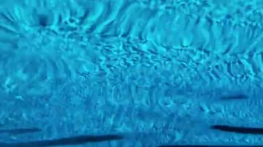 Sualtı geçmişi ve havuz yüzme konsepti. Yüzme havuzunda su altı manzarası