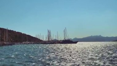 Deniz, yat ve seyahat konsepti, gün batımında körfezde tekneler ve yatlar