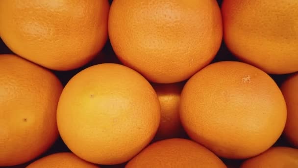 Żywność, rolnictwo i koncepcja ekologiczna, dojrzałe pomarańcze jako całe owoce na sprzedaż w supermarkecie ekologicznym — Wideo stockowe