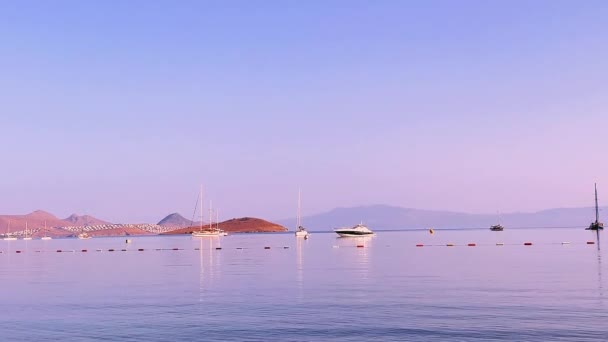 Paysage marin, concept de voyage et de nature, mer tranquille, montagnes, yachts et bateaux au lever du soleil en été — Video