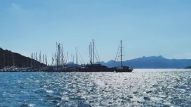 Deniz, yat ve seyahat konsepti, gün batımında körfezde tekneler ve yatlar