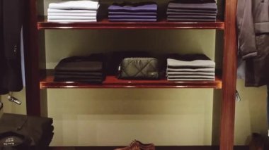Perakende giyim ve sürdürülebilir moda konsepti. Lüks erkek giyim, sonbahar ve kış koleksiyonları kitle pazarı marka mağazasında.