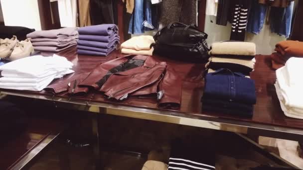 Vestuário de varejo e conceito de moda sustentável. Variedade de moda masculina de luxo, outono e coleção de inverno na loja de marca de mercado de massa — Vídeo de Stock