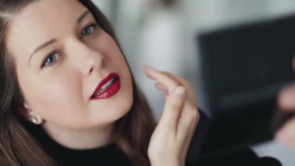 Λαμπερή βραδινή ιδέα μακιγιάζ, προσωπογραφία γυναίκας με κόκκινο κραγιόν, θηλυκό vlogger ομορφιάς, γαλλικό chic στυλ, μακιγιάζ και καλλυντικό προϊόν — Αρχείο Βίντεο
