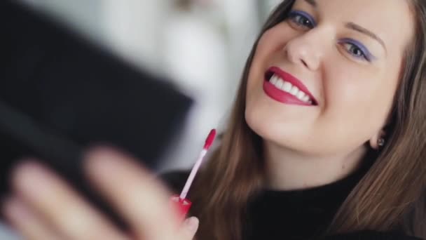 Glamorosa idea de maquillaje nocturno, retrato facial de una mujer con maquillaje de lápiz labial rosa, vlogger de belleza femenina, estilo chic francés, maquillaje y producto cosmético — Vídeos de Stock