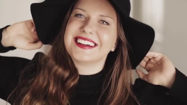 French style fashion and accessory, parisian woman wearing stylish black hat posing and smiling, beautiful european caucasian model, classy and fashionable retro — Stock Video