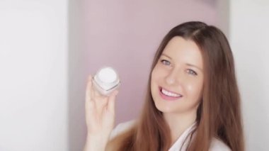 Doğal cilt bakım ürünleri, yüz kremi nemlendirici, kozmetik losyon veya emülsiyon maskesini lüks cilt bakımı rutini ve güzellik kozmetik reklamı olarak kullanarak parlayan sağlıklı cilde sahip güzel bir kadın.