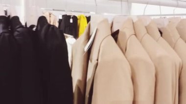 Perakende giyim ve sürdürülebilir moda konsepti. Lüks kadın giyim, sonbahar ve kış koleksiyonları kitle pazarı marka mağazasında.