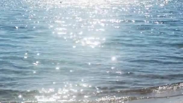 Soleado paisaje marino y concepto de vacaciones en la playa. Ondas azules del mar en resplandor del sol — Vídeo de stock