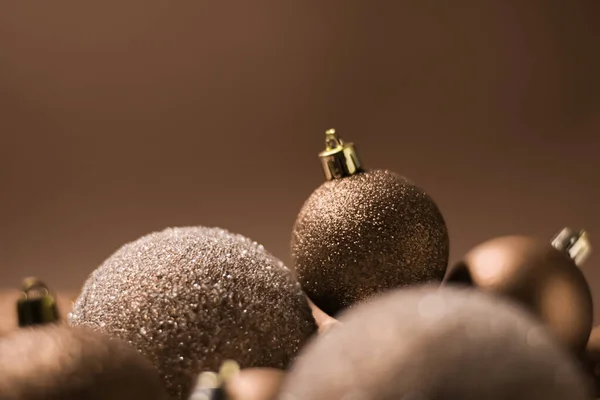 Vacaciones de Navidad y concepto de decoración festiva. Bola dorada sobre fondo beige — Foto de Stock