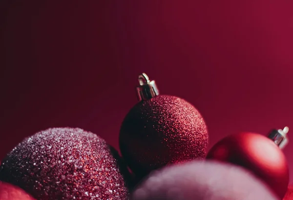 Bola de Navidad decorativa roja como fondo festivo de vacaciones de invierno — Foto de Stock
