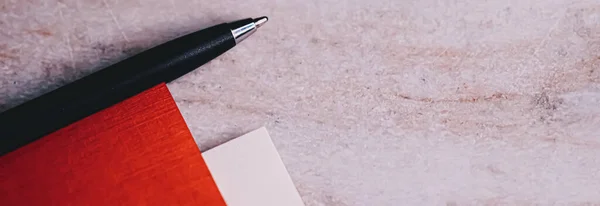 事務所の文房具としてのペンと紙 — ストック写真