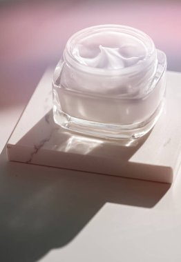 Yüz kremi nemlendirici cilt bakımı ve vücut bakımı ürünleri, ev spası ve doğal cilt bakımı için organik güzellik ürünleri.