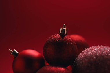 Kırmızı dekoratif Noel mücevherleri bayram tatili arka planında