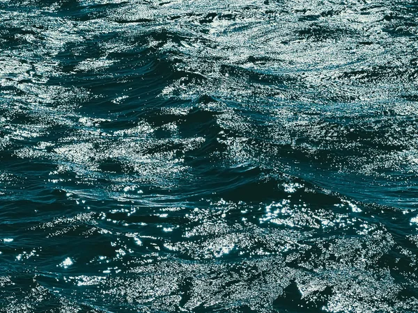 Море, текстура та концепція прибережної природи. Синя океанська вода як поверхневий фон, хвилі, що течуть та літні канікули — стокове фото