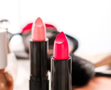 Güzellik ürünleri ve dekoratif kozmetik konsepti. Makyaj masasında güzellik blogu olarak modern lüks makyaj.