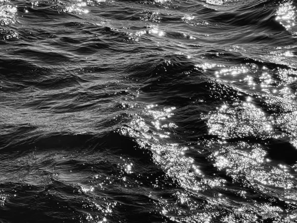 Pojęcie morza, tekstury i przybrzeżnej przyrody. Woda oceaniczna jako czarne i białe, monochromatyczne tło powierzchniowe — Zdjęcie stockowe