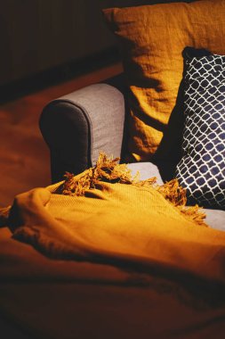 Modern ev veya apartmanda ev dekorasyonu, lüks mobilyalar ve dekorasyon ayrıntıları