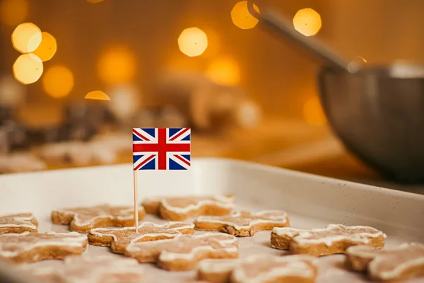 Brittisk semester och jul bakning koncept. Union Jack flagga Storbritannien och pepparkakor män kex i köket i England — Stockfoto