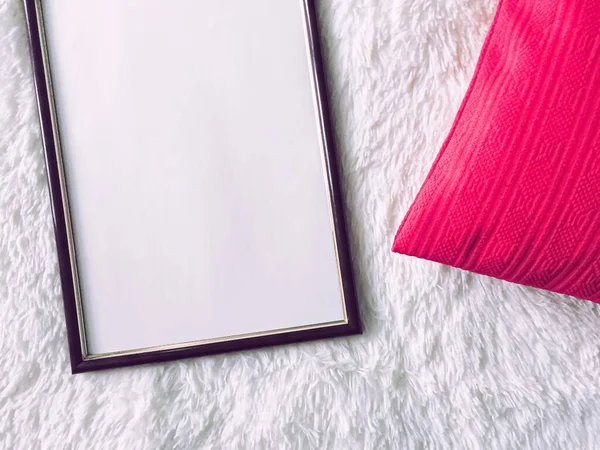 Zwart houten frame en roze kussen voor print mockup, luxe interieur en interieur, poster en printbare kunst — Stockfoto