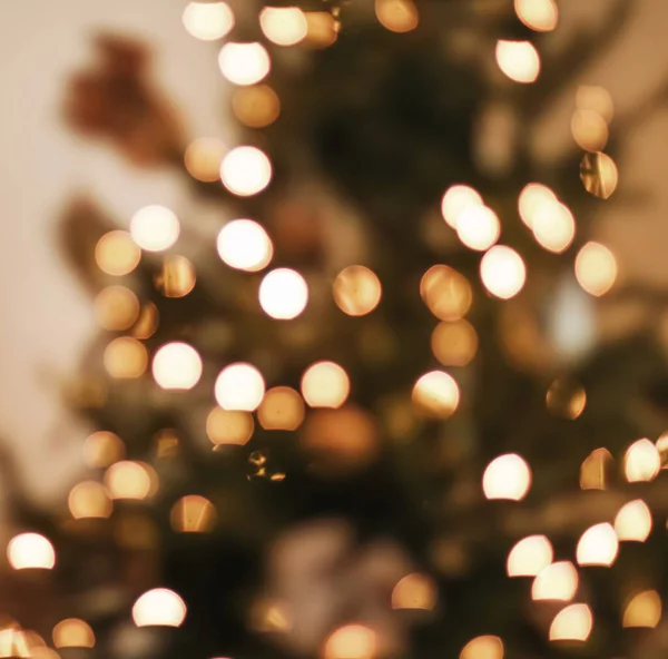 Świąteczny czas i świąteczny nastrój. Niewyraźne światła choinki jako tło bokeh — Zdjęcie stockowe