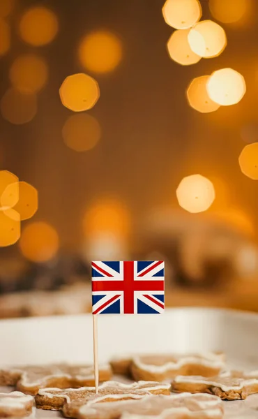 Brittisk semester och jul bakning koncept. Union Jack flagga Storbritannien och pepparkakor män kex i köket i England — Stockfoto