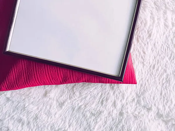 Černý dřevěný rám a růžový polštář pro tisk makety, luxusní bytový dekor a design interiéru, plakát a tisknutelné umění — Stock fotografie