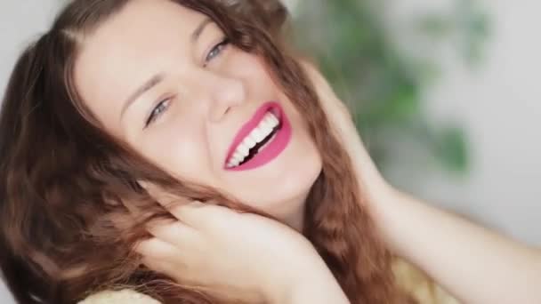 Hermosa mujer con pelo rizado brillante largo y saludable, modelo morena con rizos ondulados y sin calor peinado, perfecta sonrisa de dientes blancos, retrato de la cara de belleza y cuidado del cabello orgánico natural comercial — Vídeos de Stock