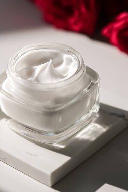 Yüz kremi nemlendirici cilt bakımı ve vücut bakımı ürünleri, ev spası ve doğal cilt bakımı için organik güzellik ürünleri.