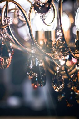 Ev dekorasyonu olarak kristal cam avize, iç tasarım ve lüks mobilya ayrıntıları, tatil davetiyesi geçmişi