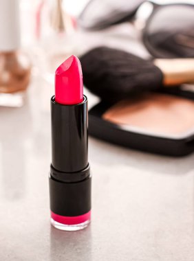 Güzellik ürünleri ve dekoratif kozmetik konsepti. Makyaj masasında güzellik blogu olarak modern lüks makyaj.