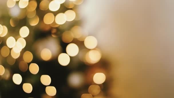 Noel ağacı ve sürdürülebilir dekor konsepti. Minimalist iç tasarım tarzı için el yapımı dekoratif oyuncaklar ve geri dönüşümlü kumaş, ahşap, pamuk ve doğal malzemelerden yapılmış süsler. — Stok video