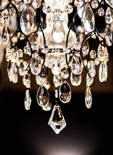 Lustre de vidro de cristal como decoração de casa, design de interiores e detalhes de mobiliário de luxo, fundo de cartão de convite de férias — Fotografia de Stock