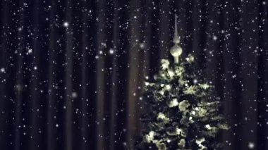 Noel ağacı ve kış tatili konsepti. Yağan karlı şenlikli xmas ağacı