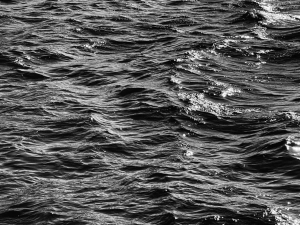 Koncept för hav, textur och kustnatur. Ocean vatten som svart och vitt, monokrom yta bakgrund — Stockfoto