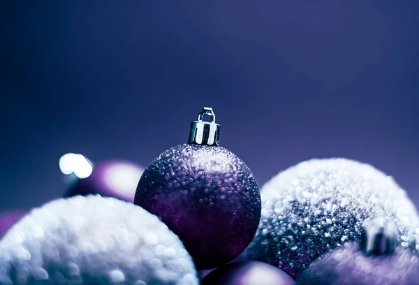 Пурпурные рождественские безделушки в качестве праздничного зимнего фона Лицензионные Стоковые Фото