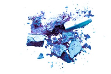 Toz kozmetik ürünleri, mineral organik göz farı, kızartıcı ya da ezilmiş kozmetik ürünler beyaz arka plan, makyaj ve güzellik afişi, düz tabela tasarımı