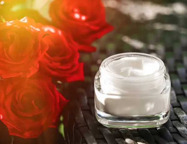 Κρέμα προσώπου moisturiser ως προϊόν περιποίησης και bodycare πολυτελείας, home spa και βιολογικά καλλυντικά ομορφιάς για φυσική περιποίηση δέρματος πρωινή ρουτίνα — Φωτογραφία Αρχείου