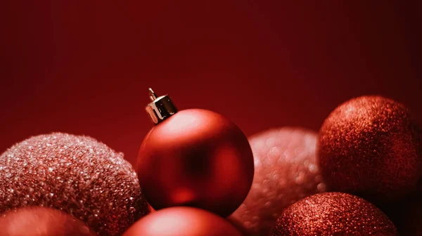 Bola de Navidad decorativa roja como fondo festivo de vacaciones de invierno — Foto de Stock