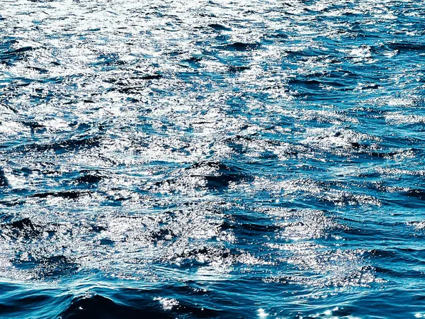 海、食感と沿岸の自然コンセプト。海面の背景として青い海の水、流れる波と夏の休暇旅行 — ストック写真
