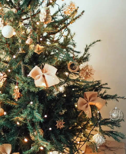 Albero di Natale e concetto di arredamento sostenibile. Giocattoli decorativi fatti a mano e ornamenti realizzati in tessuto riciclato, legno, cotone e materiali naturali per uno stile di interior design minimalista — Foto Stock