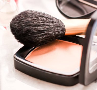 Güzellik ürünleri ve dekoratif kozmetik konsepti. Makyaj masasında güzellik blogu olarak modern lüks makyaj.