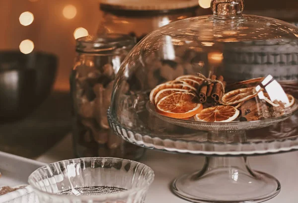 Noel pişirme ve yemek tarifi konsepti. Gıda malzemeleri ve geleneksel zencefilli kurabiye hazırlama süreci. Evdeki mutfakta erkekler bisküvileri.