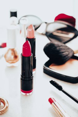 Güzellik ürünleri ve dekoratif kozmetik konsepti. Makyaj masasında güzellik blogu olarak modern lüks makyaj.