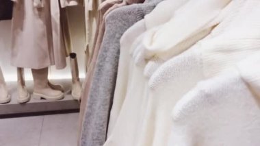 Perakende giyim ve sürdürülebilir moda konsepti. Lüks kadın giyim, sonbahar ve kış koleksiyonları kitle pazarı marka mağazasında.