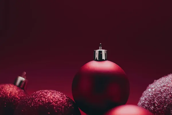 Bola de Navidad decorativa roja como fondo festivo de vacaciones de invierno — Foto de Stock