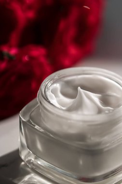 Yüz kremi nemlendirici cilt bakımı ve vücut bakımı ürünleri, ev spası ve doğal cilt bakımı için organik güzellik ürünleri.