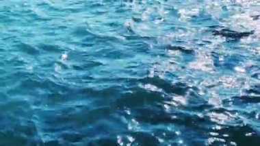 Deniz, doku ve kıyı doğası kavramı, mavi okyanus suyu yüzey arka planı, dalgalı dalgalar ve yaz tatili seyahati.