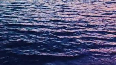 Deniz, doku ve kıyı konsepti, sahil ve sahil dalgaları gün batımında doğa arka planı olarak, yaz tatili seyahati.